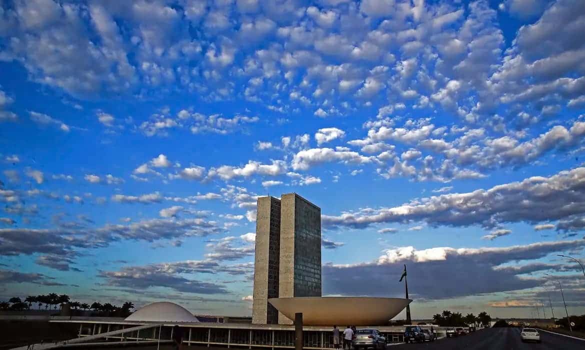 Comissões aprovam R$ 7,6 bilhões em emendas sem transparência em votação rápida