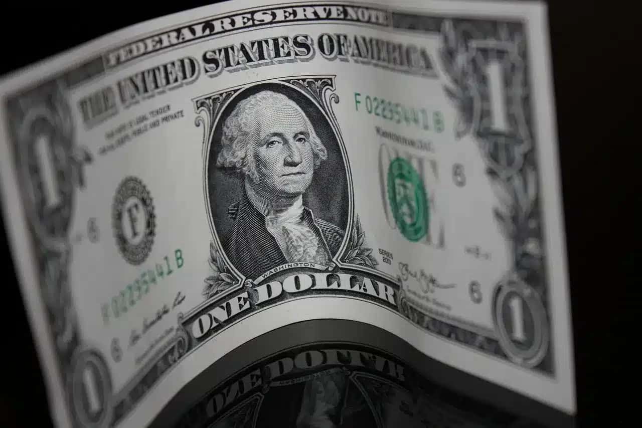 Dólar comercial cai com expectativa de corte de juros nos EUA