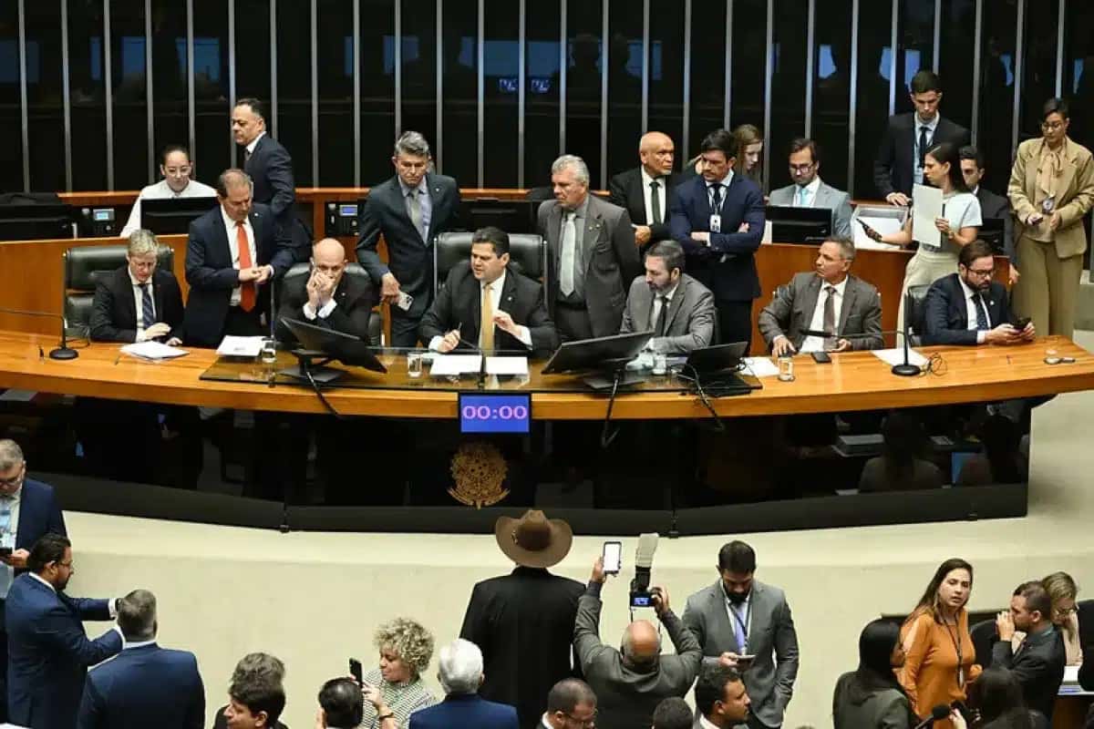 Flávio Bolsonaro Propõe Nomes Técnicos para o STF e Ataca Lula em Ataque Explosivo