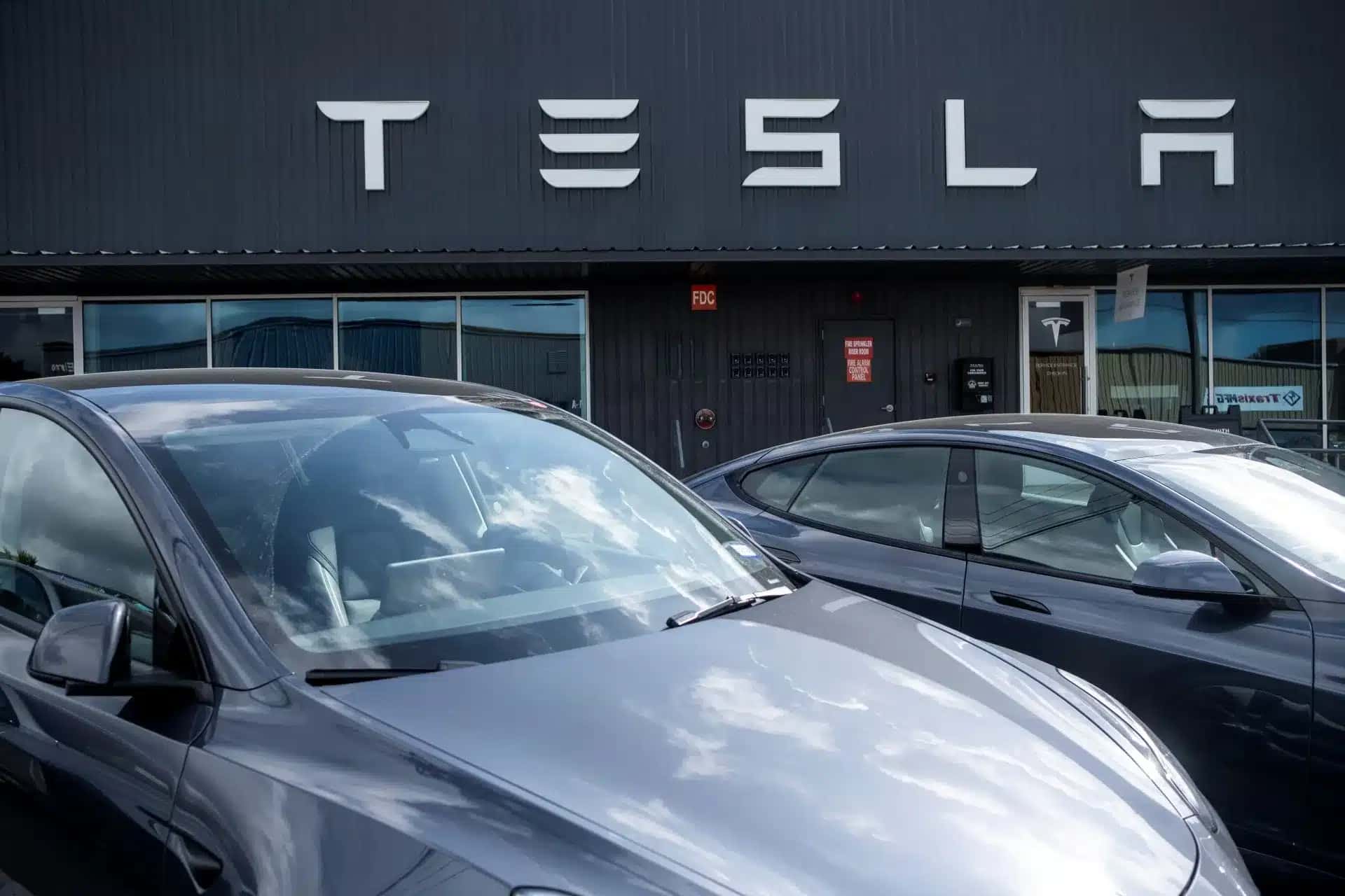 Tesla supera Wall Street em 2026: O que os US$ 20 bilhões de investimento significam?
