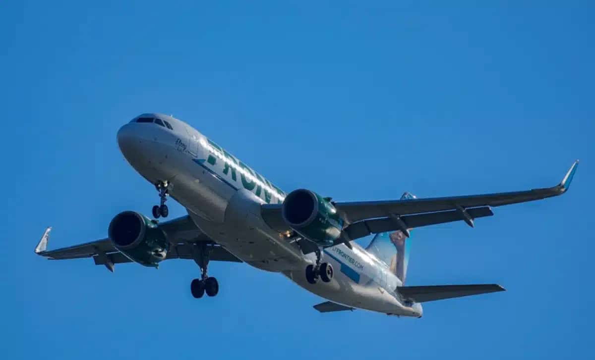 Jato da Frontier Atinge Pedestre em Denver: Morto e Investigação em Andamento