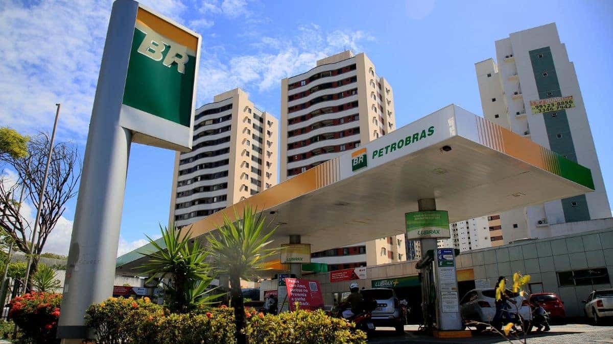Petrobras e Governo Elevam Preços da Gasolina: Análise e Impacto no Mercado