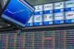 Ibovespa sobe, dólar dispara e marca novo patamar em alta