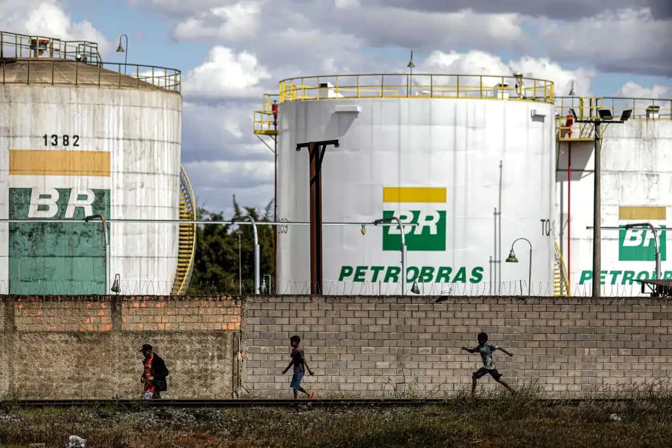 Petrobras lança plano estratégico, ações caem e investidores alertam sobre riscos
