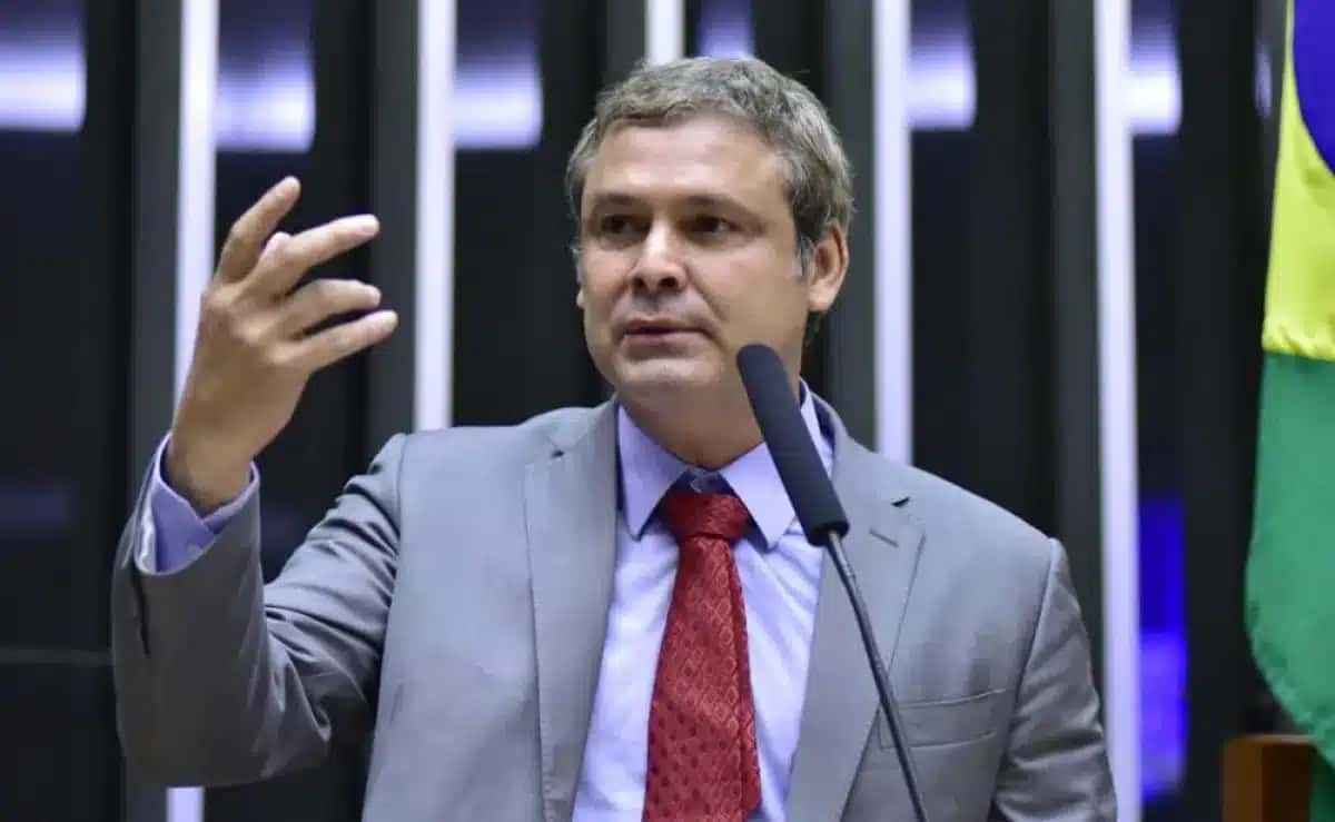 Deputado Rodrigo Bacellar Solicita Licença do Mandato Após Investigações e Prisão