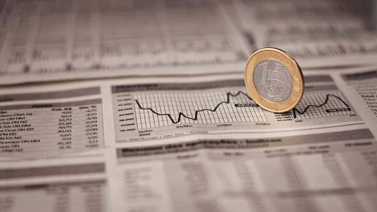 Mercado Global em Cautela Aguarda Dados EUA, Nvidia e Desemprego Juvenil em Destaque