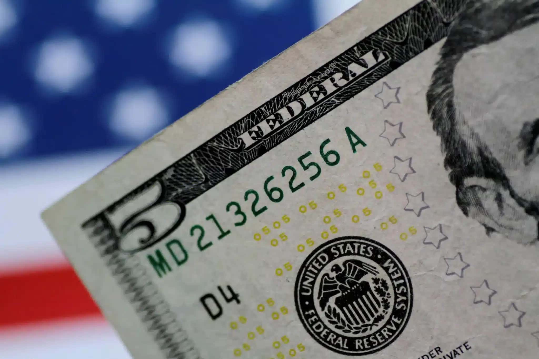 Dólar Cai 0,70% em Primeiros Pregões de 2026: Análise do Mercado