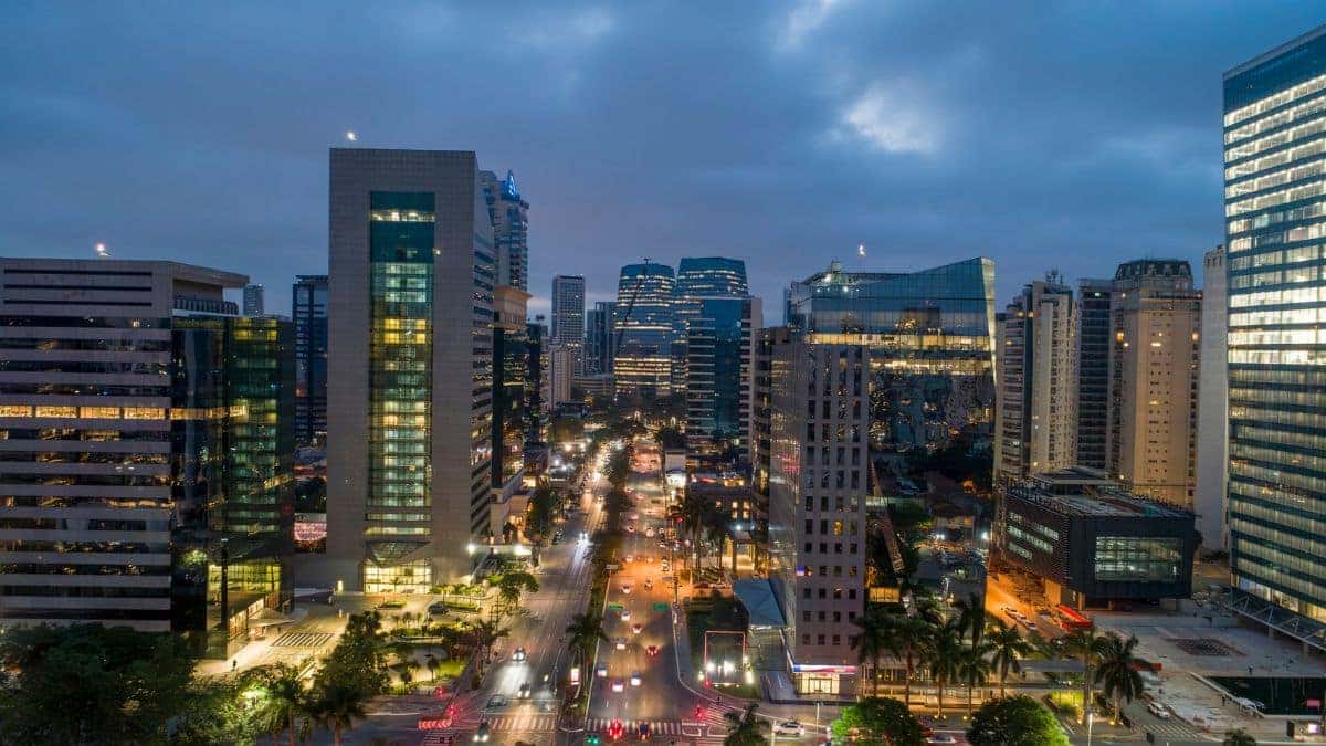 Empiricus: Caio Araujo projeta alta para FIIs com cortes na Selic em 2026