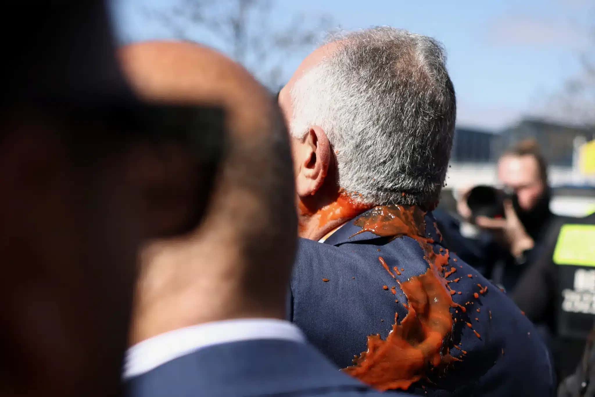 Príncipe Herdeiro do Irã é atingido por suco de tomate em Berlim após protestar contra acordo!
