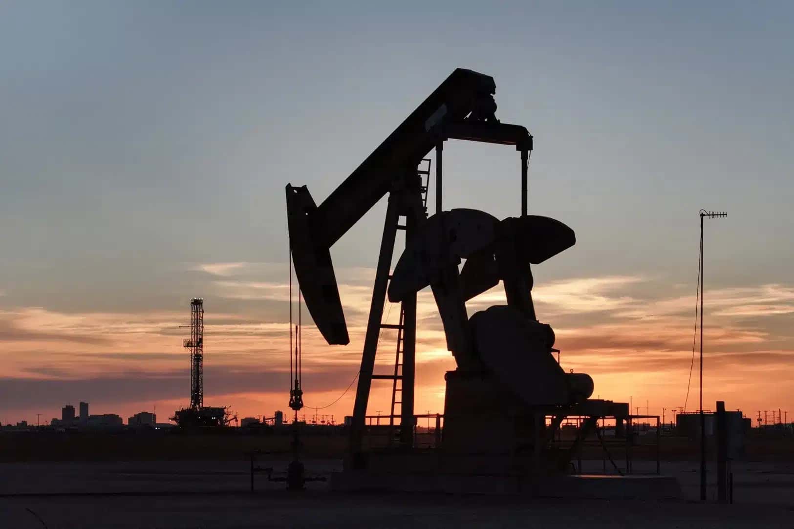 Crise no Oriente Médio dispara preço do petróleo internacionalmente