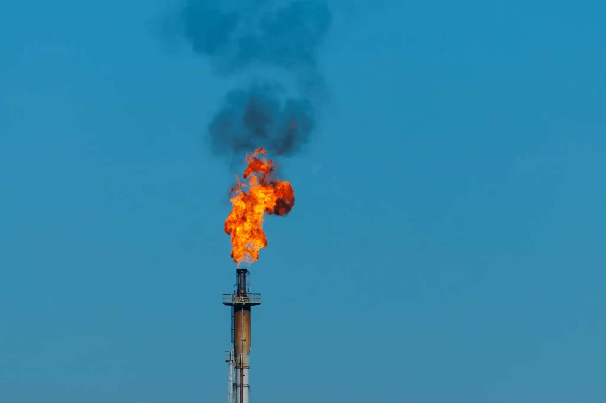 Estreito de Ormuz em Crise: Petróleo Dispara e Preços Assaltam o Mercado em 2026