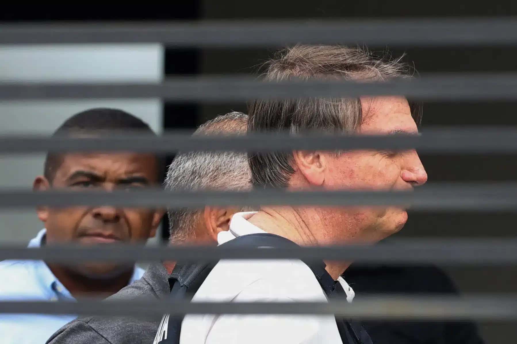 Flávio Bolsonaro e Torres se encontram: Anistia e drama familiar em foco