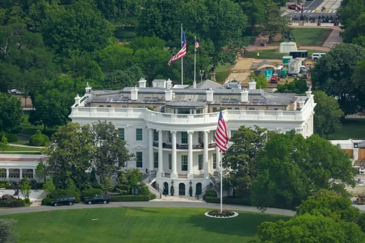 Governo Trump Luta Contra Devolução de Bilhões em Tarifas Controvertidas