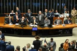 Flávio Bolsonaro Propõe Nomes Técnicos para o STF e Ataca Lula em Ataque Explosivo