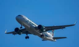 Jato da Frontier Atinge Pedestre em Denver: Morto e Investigação em Andamento