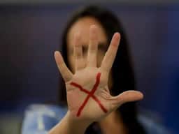 Mulheres mudam hábitos noturnos por medo da violência: novo estudo apela