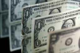 Dólar Cai sob Pressão: Cenário Econômico e Político Turbulento Domina Mercado em 2026